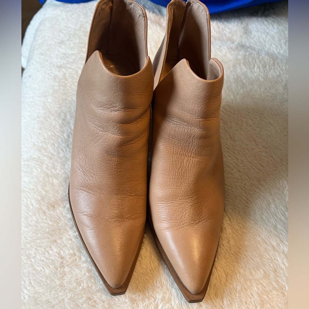 Vince Camuto Gigietta pointed toe booties. Women’s size 10
